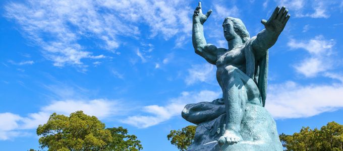 長崎県の長崎市平和公園の平和祈念像